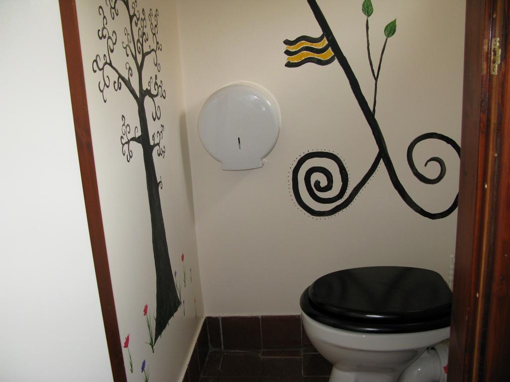 Aille River Tourist Hostel And Camping 杜林 客房 照片