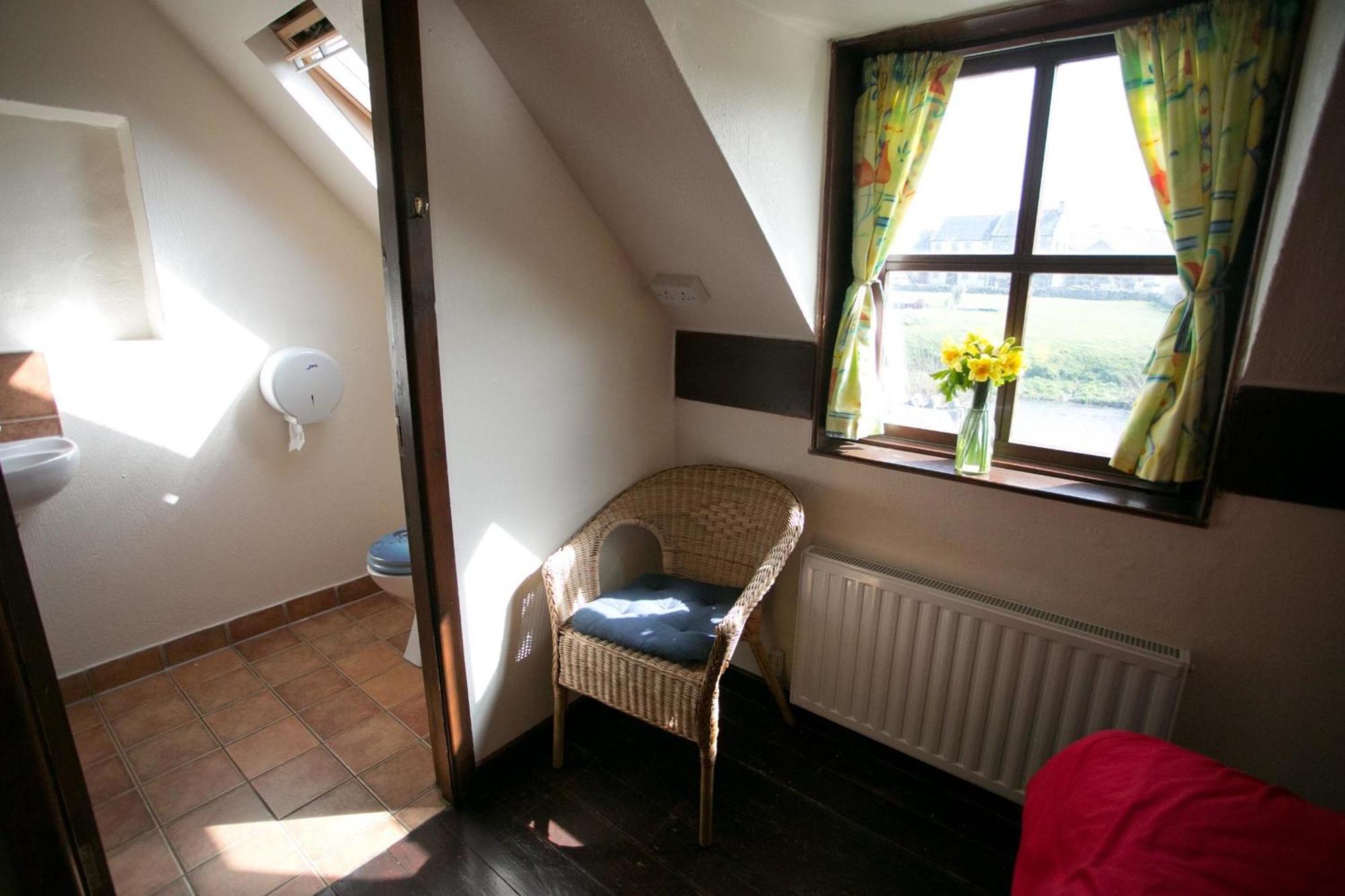 Aille River Tourist Hostel And Camping 杜林 客房 照片