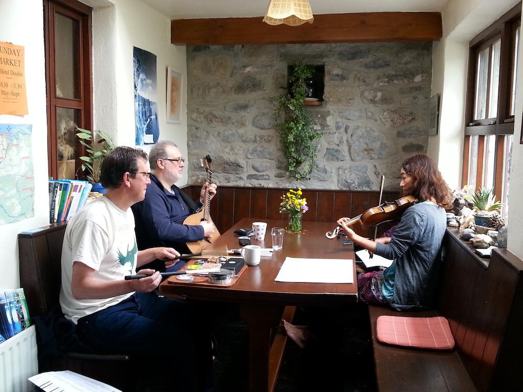 Aille River Tourist Hostel And Camping 杜林 外观 照片